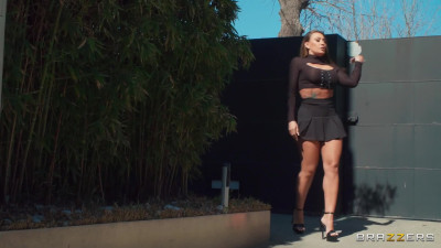 Colombiana calienta folla en el parqueadero