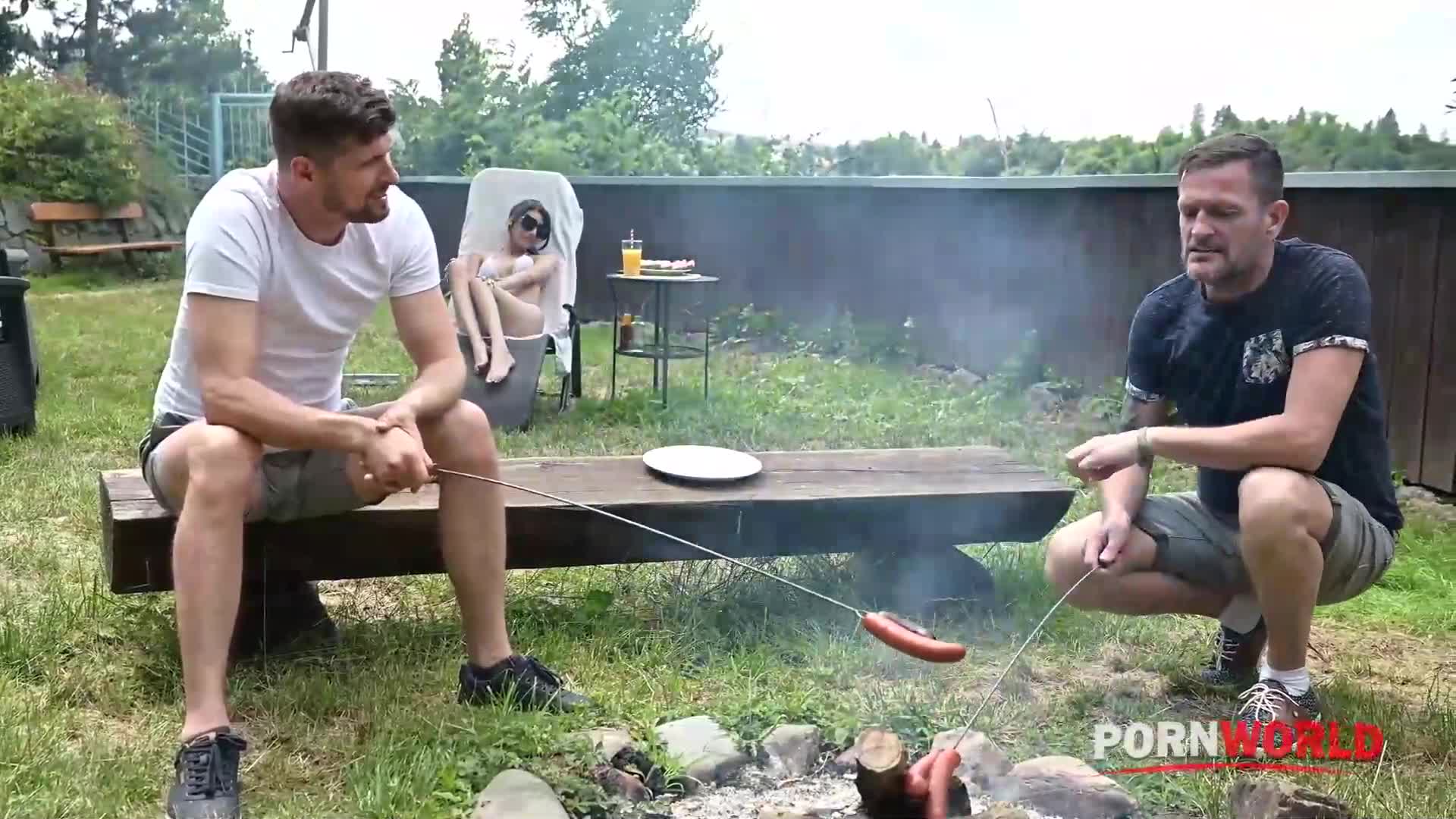 Watch Colombiana engulle dos salchichas en una barbacoa Porn Video - ePornSup.
