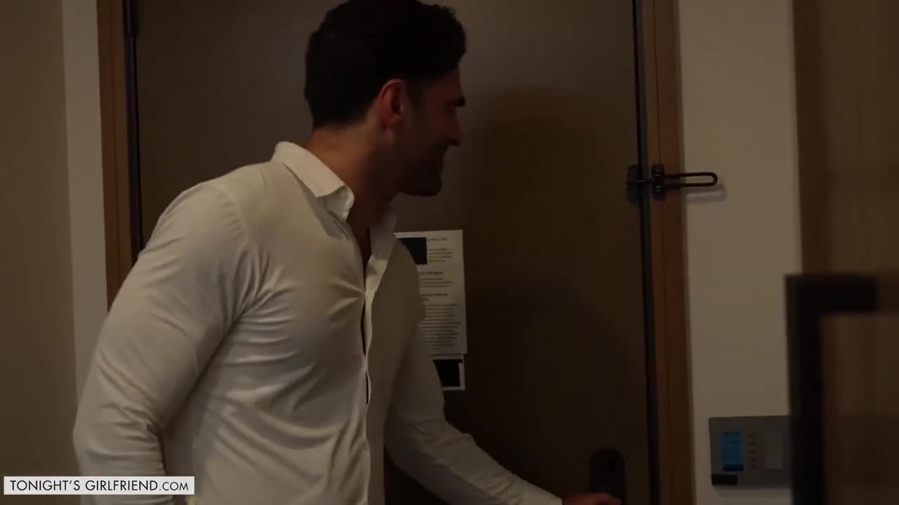 Watch Lucky Anne-And-Ken Feels-Tonight's Girlfriend-(Lucky Anne Gets Her Big Ass Worshipped By Huge Fan) Porn Video - ePornSup.