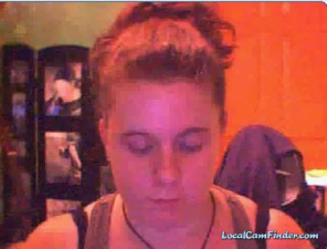 Amateur Girl Changes Clothes on Webcam