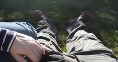 Handjob und Orgasmus im Hinterhof mit einer deutschen MILF