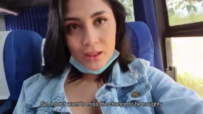 Con un pasajero en el transporte público