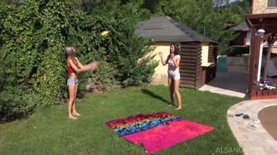 Alexa Tomas y Gina Gerson follando en el jardín