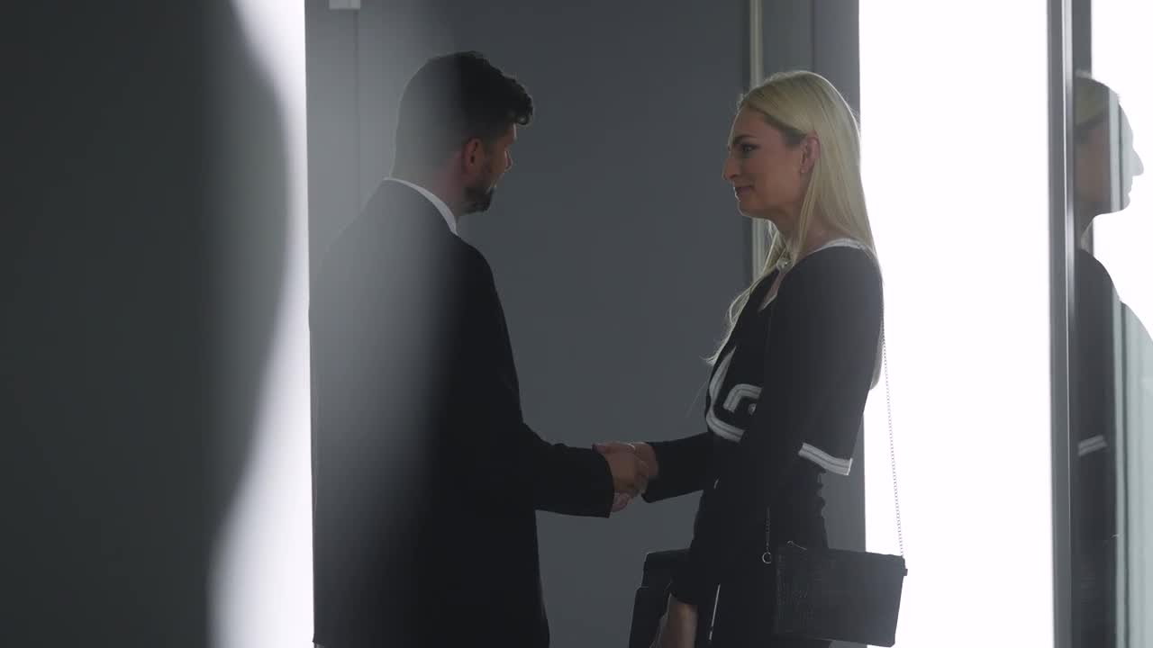 Watch El sexo ayuda a llevarse bien en el trabajo y Carollina Cherry lo demuestra Porn Video - ePornSup.
