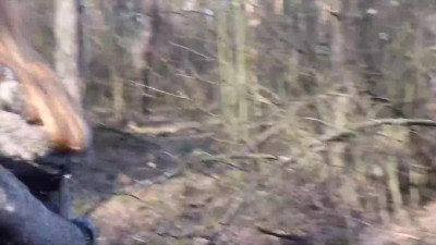 Excités par la nature on se met a baiser dans les bois devant des voyeurs