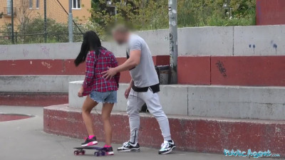 Le pone los cuernos a su novio por dinero