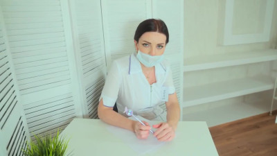 Enfermera practica sexo oral al paciente Luna Roulette
