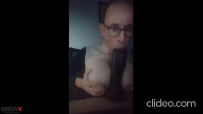 Vicente gay tetona mamando un pollon negro monstruoso que no le cabe ni en la boca