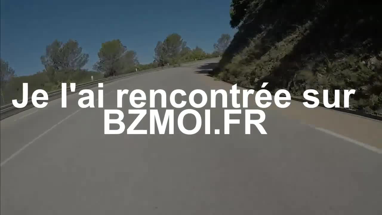Watch Une jeune femme sexy en train de jouir sur sa moto Porn Video - ePornSup.