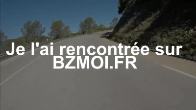 Une jeune femme sexy en train de jouir sur sa moto