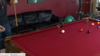 Dani jensen en billar le meten las bolas