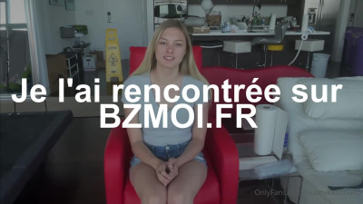 Cette belle blonde prend une grosse bite et jouit