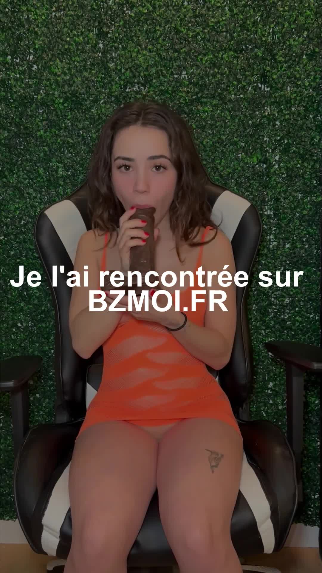 Watch Brune mignonne suce les pieds apres le sextoy Porn Video - ePornSup.