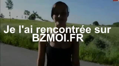Plan cul dans la nature avec une jeunette coquine