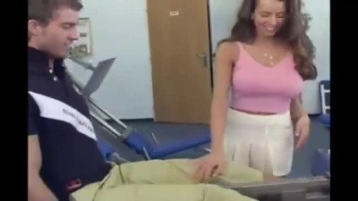 Pibón de rosa follada en el GYM