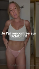La salope du web gucciblue se masturbe avec son jouet