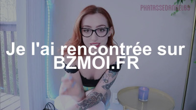 Petite coquine rousse simule une baise