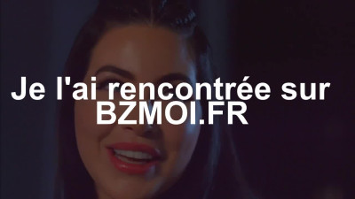 Salope aux gros seins simule une baise