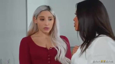 Abella Dangerous lesbico