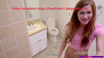 Atrapado espiando a la hermanastra en la ducha y acaban follando (Sub español) video completo enlace perfil
