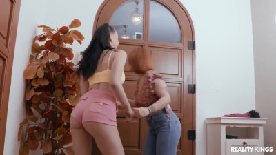 El mochilero disfruta de un baño perfecto