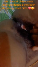 Je  vais bien écarté mes cuisses pour mettre vos 2 grosses bites dans ma chate ❤️ ? ?