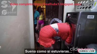 Madrastra Lauren Phillips atrapada y follada por los dos hijastros (Sub español) video completo enlace parte superior
